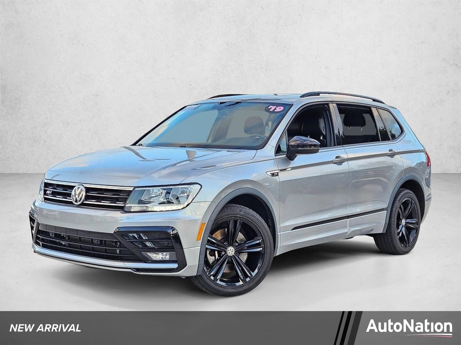 2019 Volkswagen Tiguan 2.0T SEL R-Line's photo