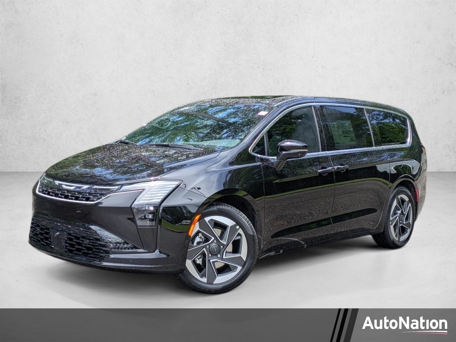2027 Chrysler Pacifica Limited's photo