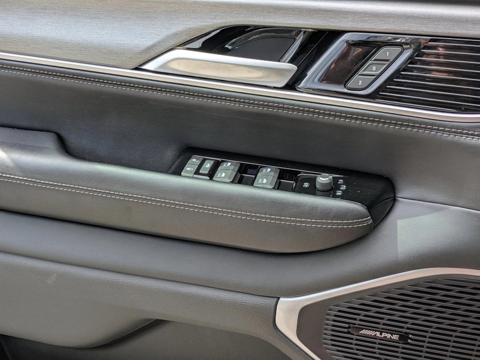 2025 Jeep Wagoneer Series II - Photo 16