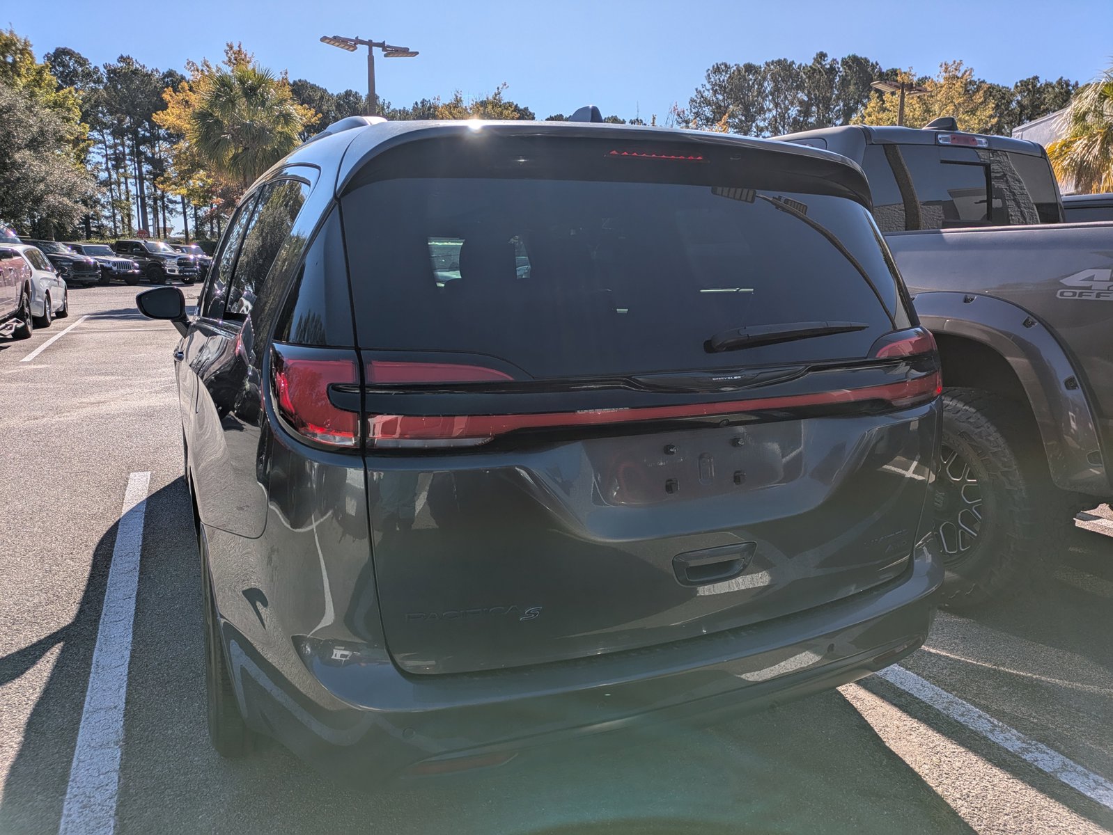 2021 Chrysler Pacifica Limited photo 3