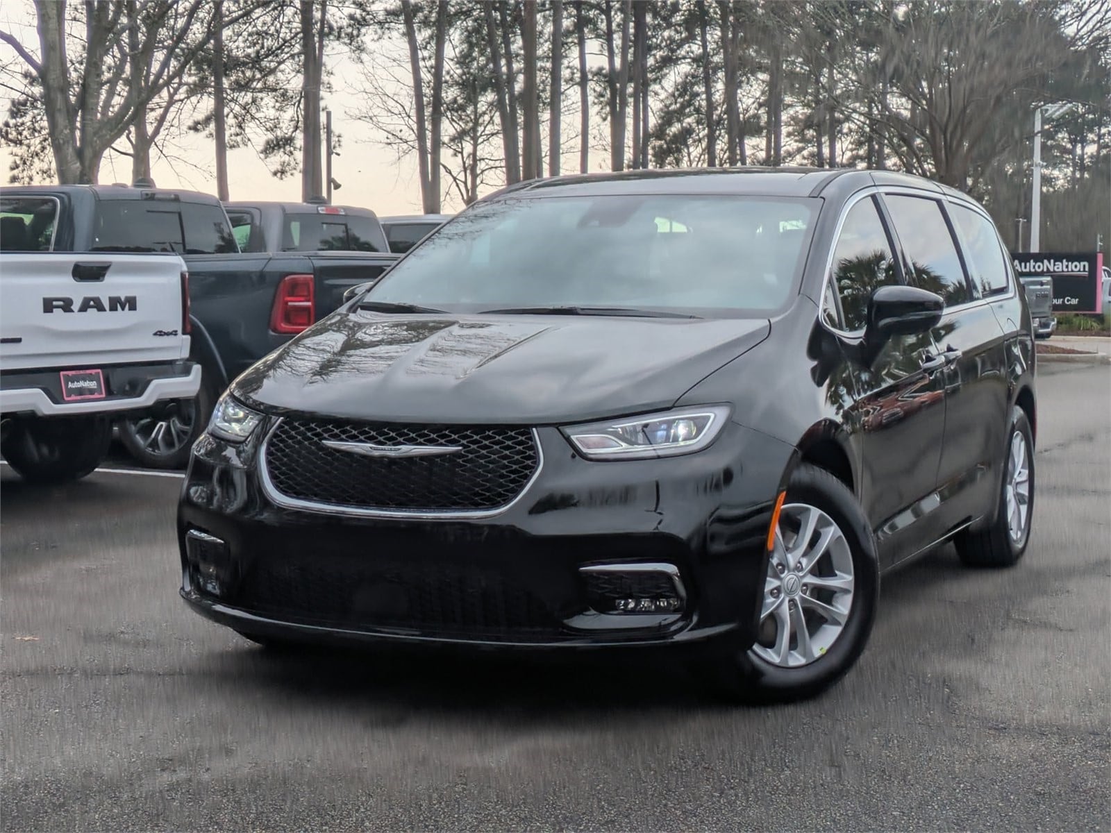 2026 Chrysler Pacifica Select's photo