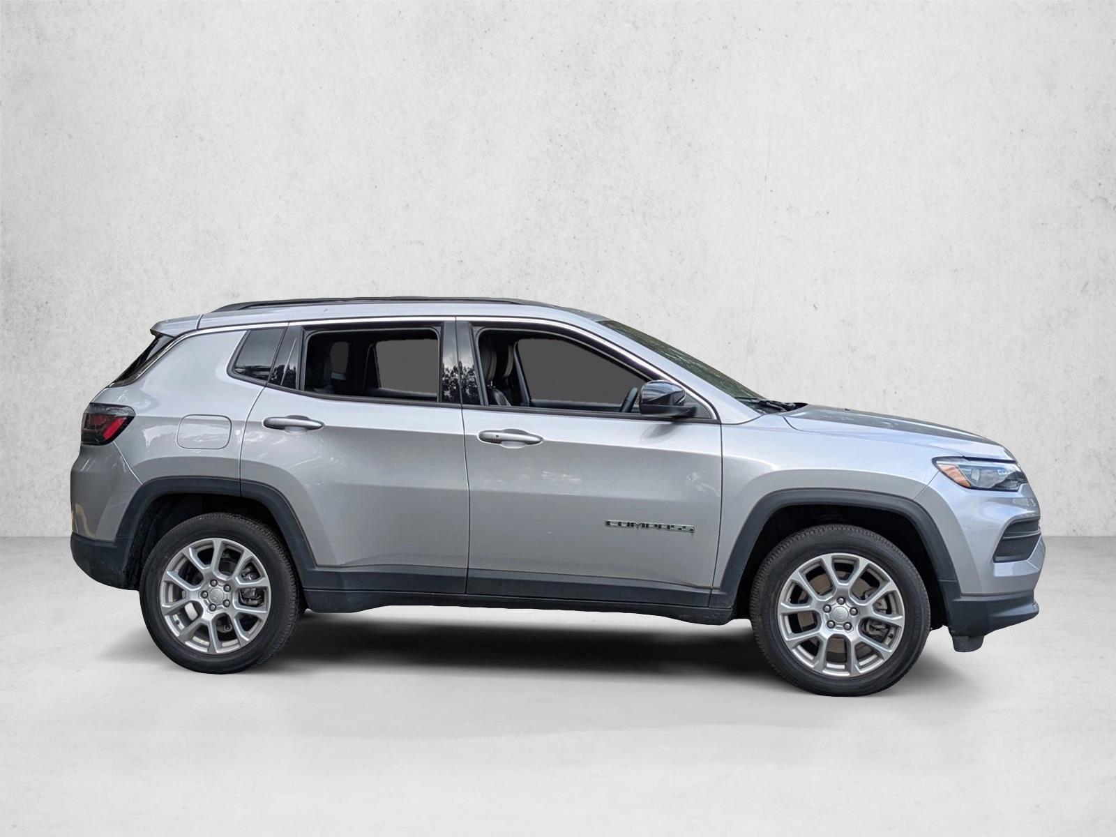 2023 Jeep Compass Latitude Lux photo 2