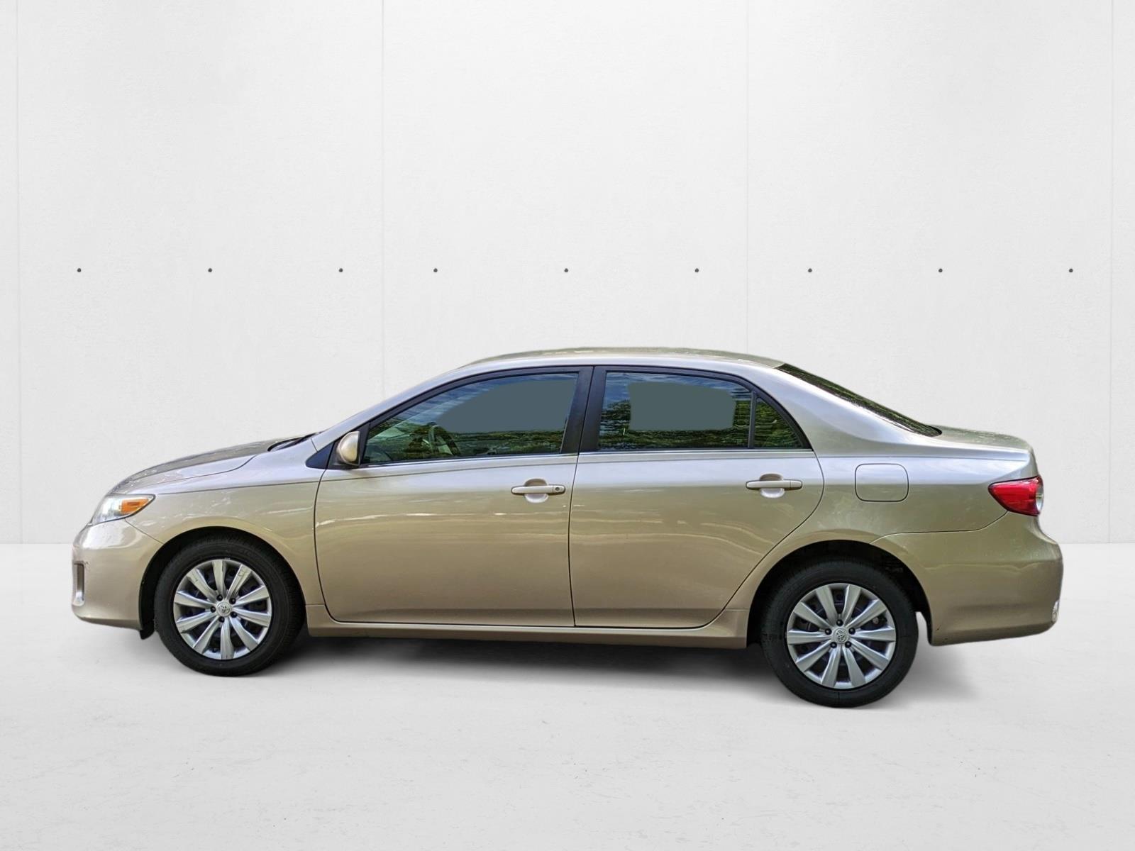 2013 Toyota Corolla LE photo 3