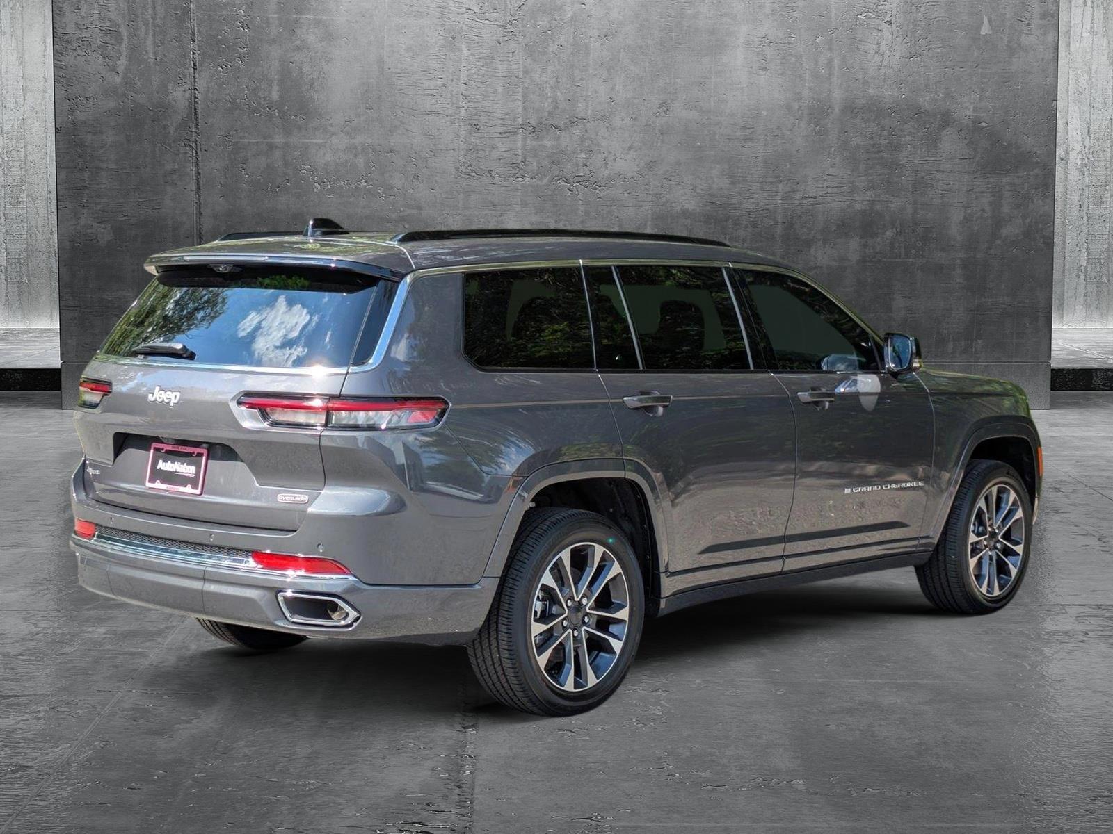 2025 Jeep Grand Cherokee Overland photo 2