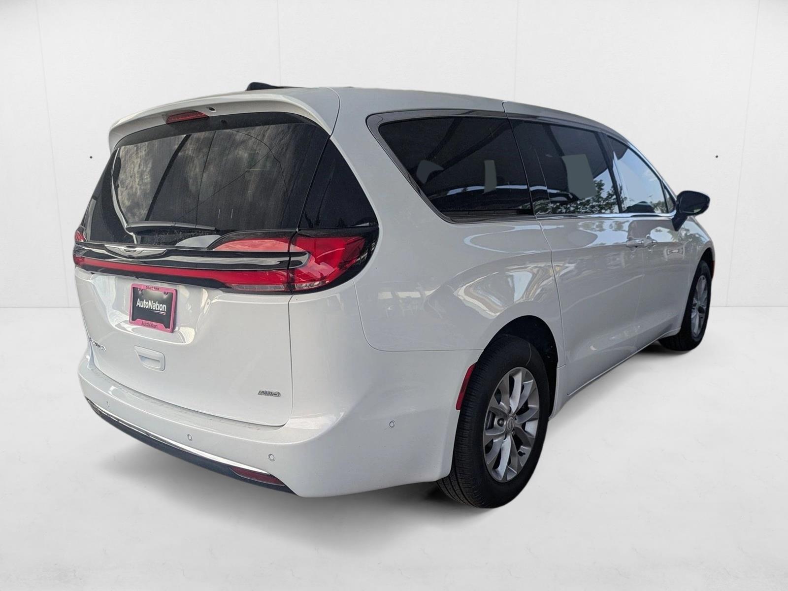2025 Chrysler Pacifica photo 2