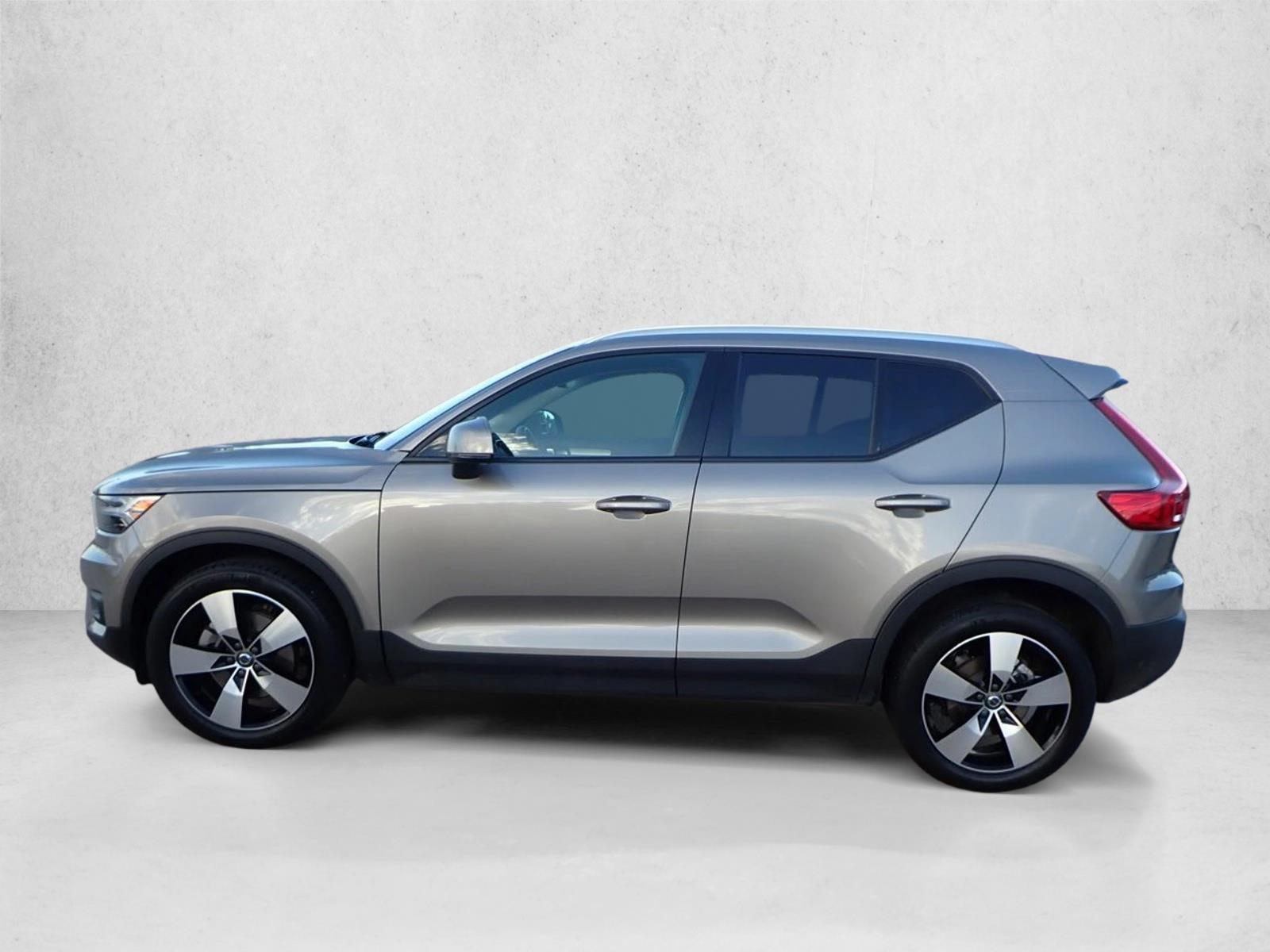 2022 Volvo XC40 Momentum photo 2