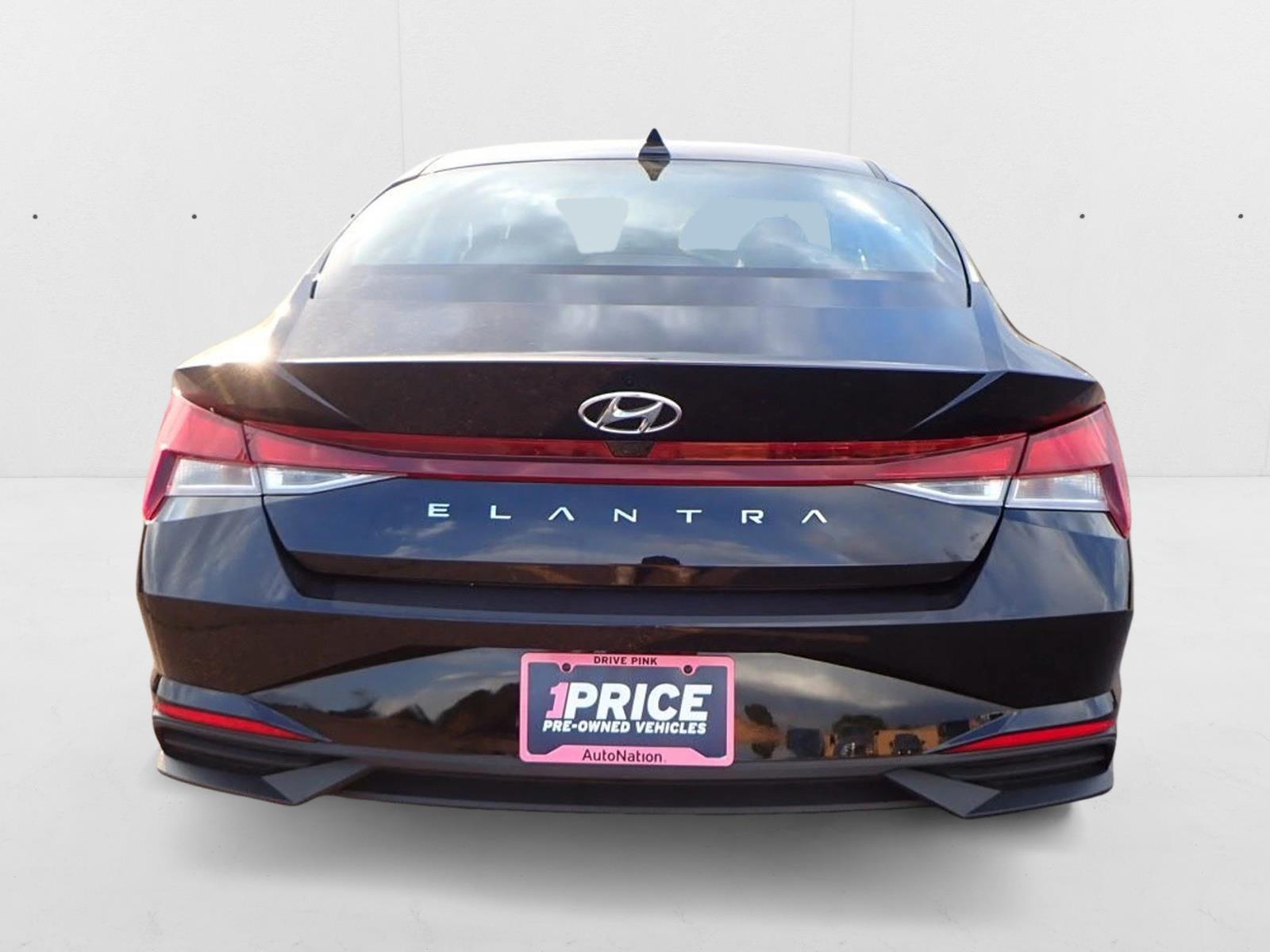 2022 Hyundai Elantra SEL Convenience photo 3