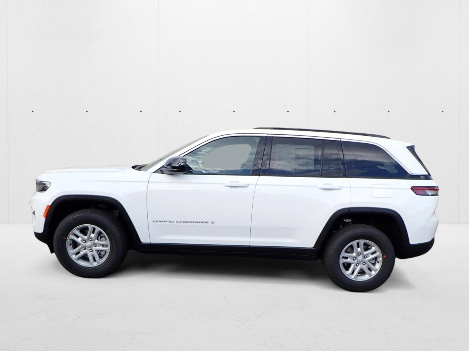 2025 Jeep Grand Cherokee Laredo photo 2