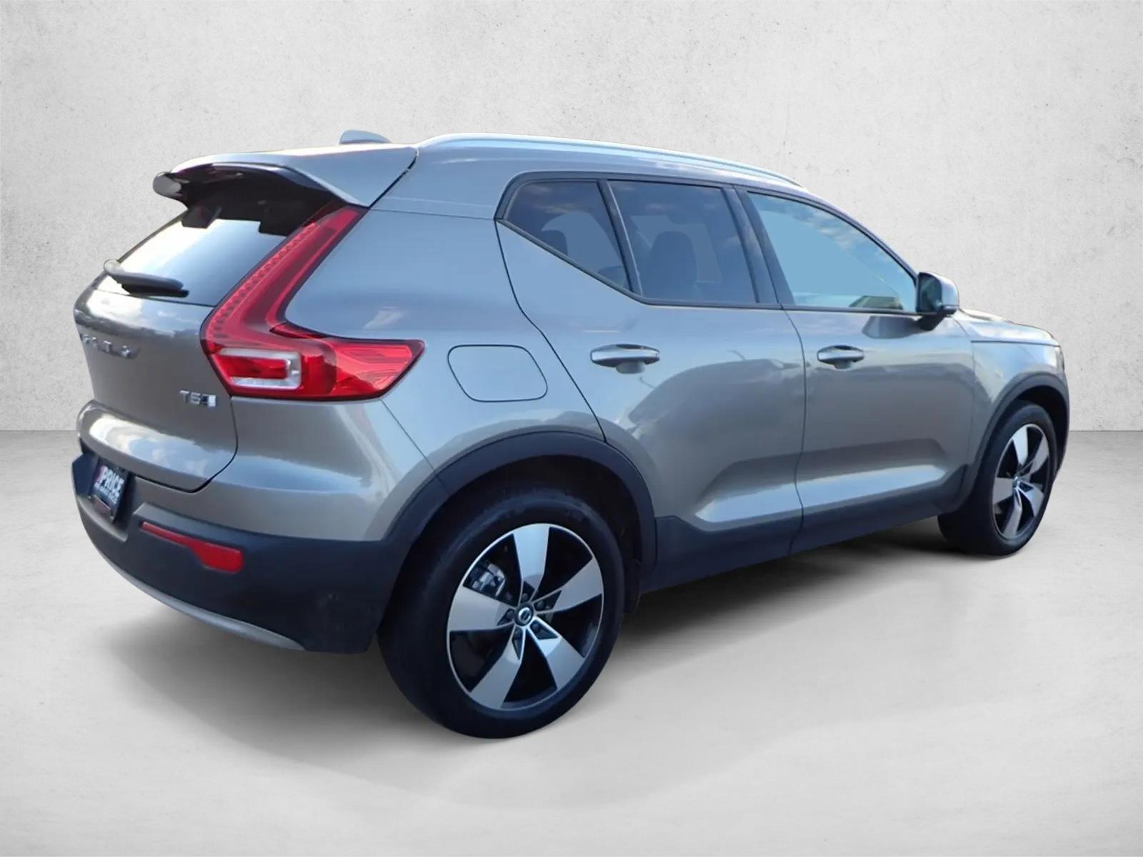 2022 Volvo XC40 Momentum photo 4