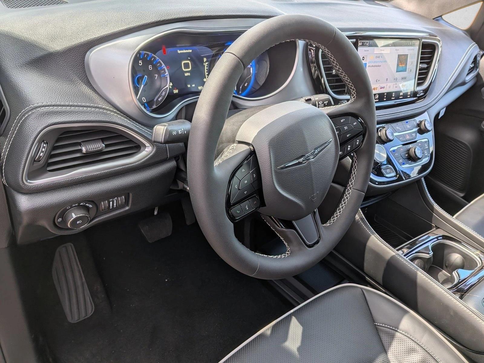 2026 Chrysler Pacifica Limited photo 2