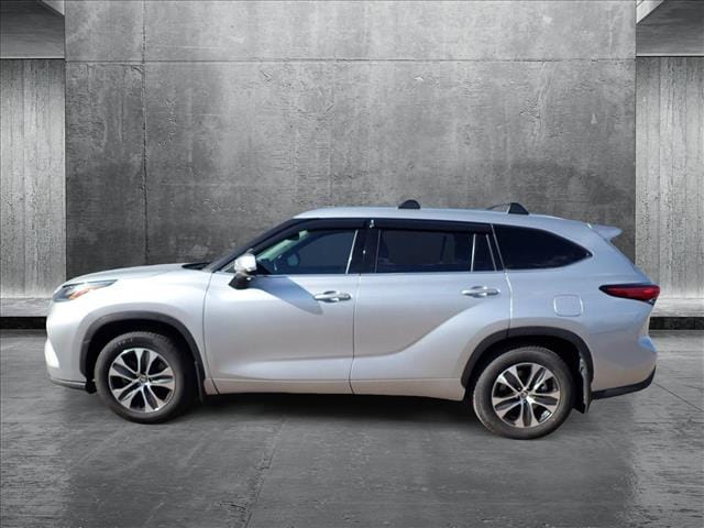 Used 2021 Toyota Highlander XLE with VIN 5TDHZRBH3MS547380 for sale in Englewood, CO