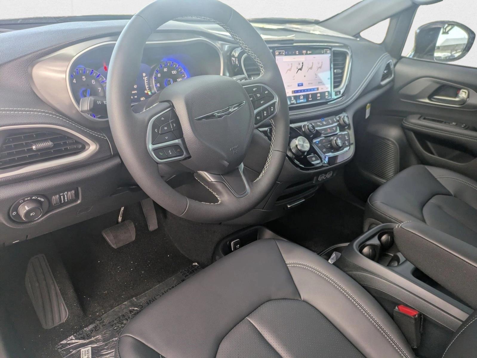 2025 Chrysler Pacifica photo 4