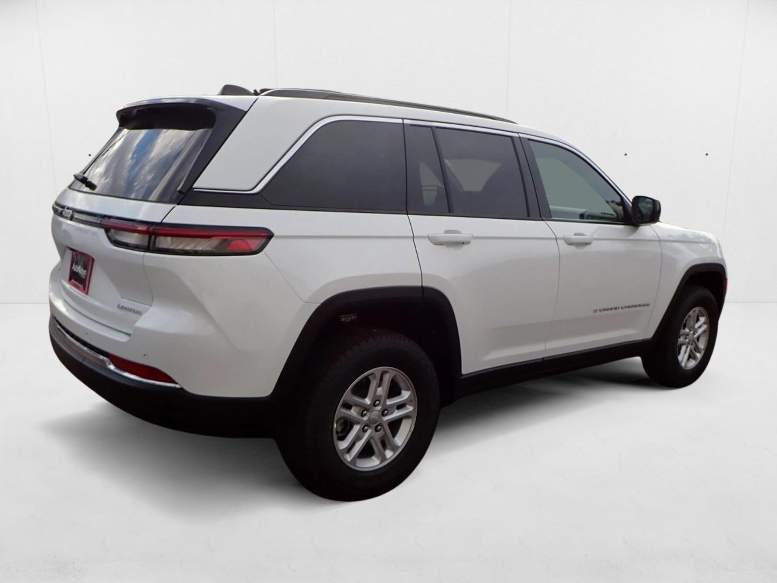 2025 Jeep Grand Cherokee Laredo photo 4