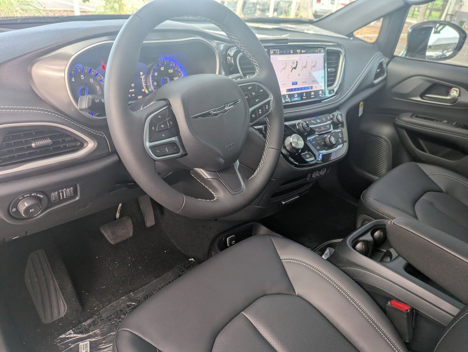 2025 Chrysler Pacifica photo 2