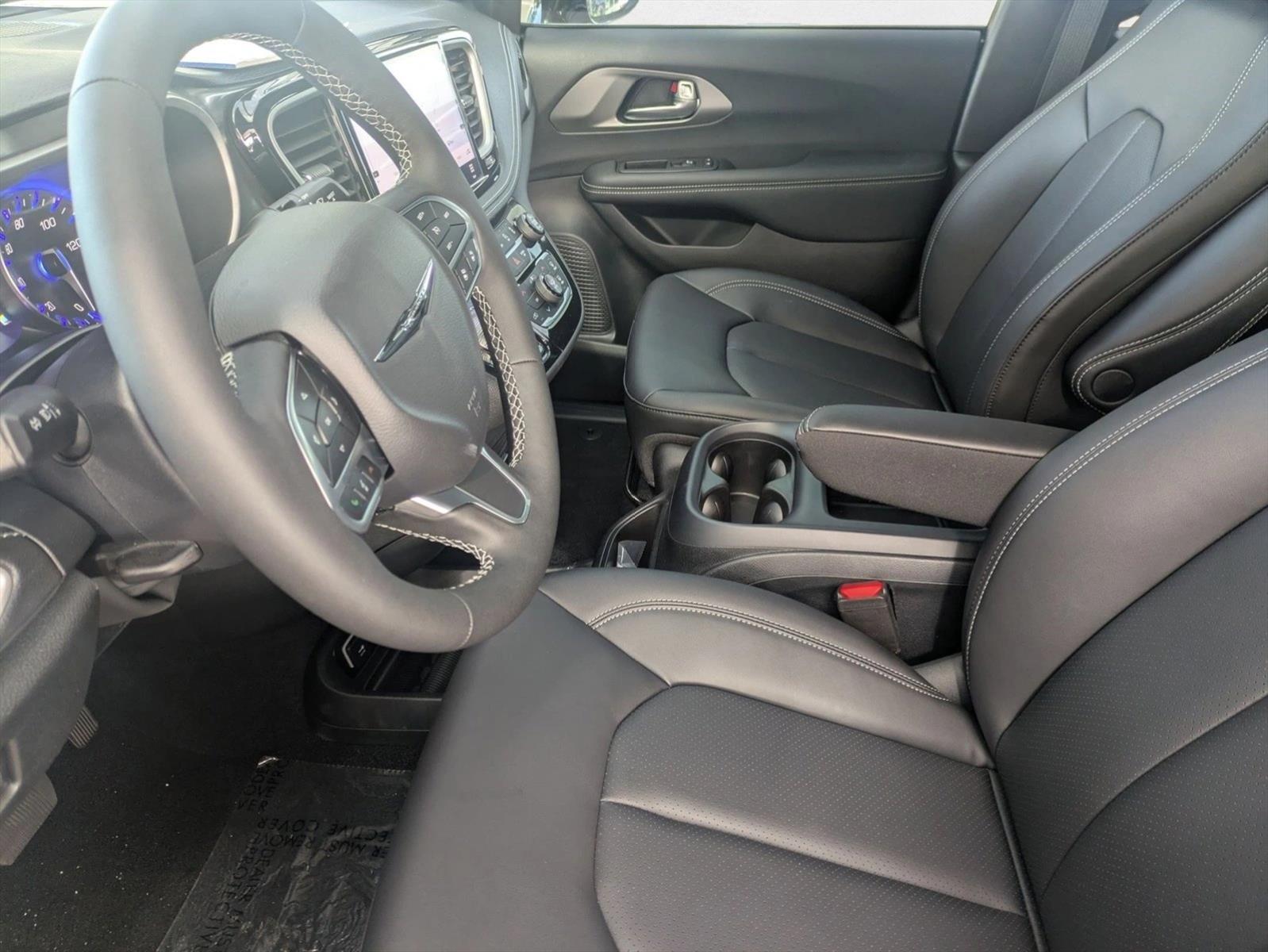 2025 Chrysler Pacifica photo 3