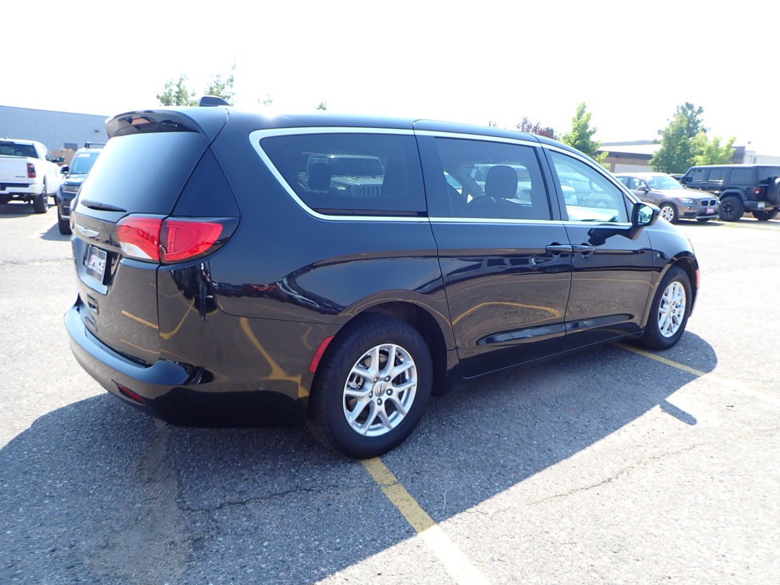2022 Chrysler Voyager LX photo 4