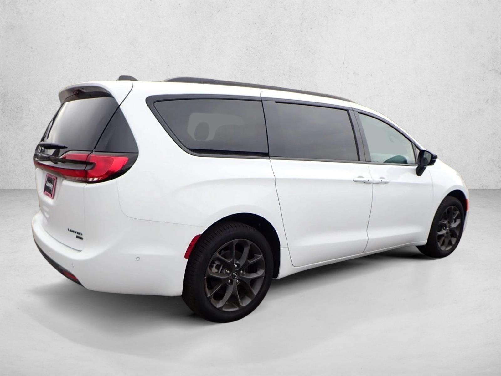 2025 Chrysler Pacifica Limited photo 4
