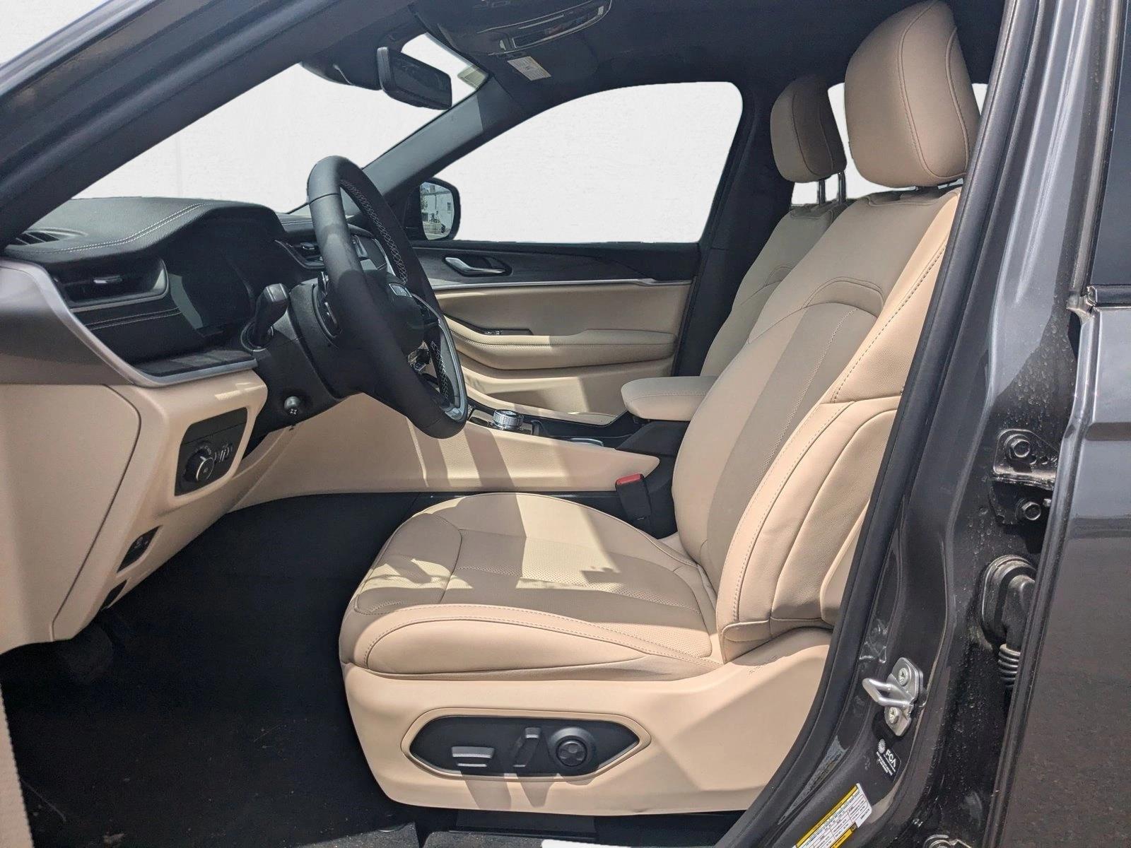 2025 Jeep Grand Cherokee Limited photo 2