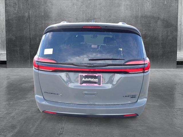 2025 Chrysler Pacifica Limited photo 3