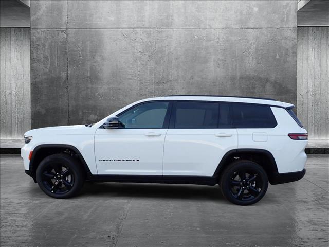 2025 Jeep Grand Cherokee Limited photo 2