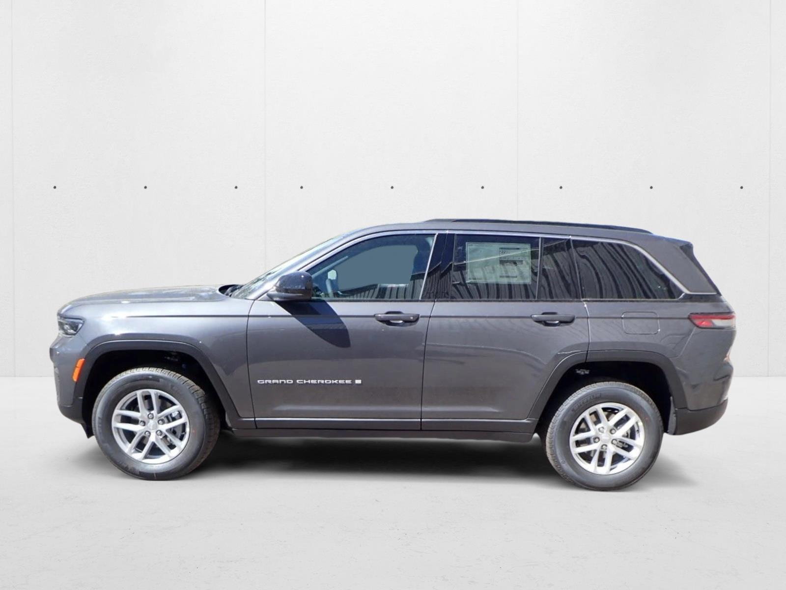 2025 Jeep Grand Cherokee Laredo X photo 2