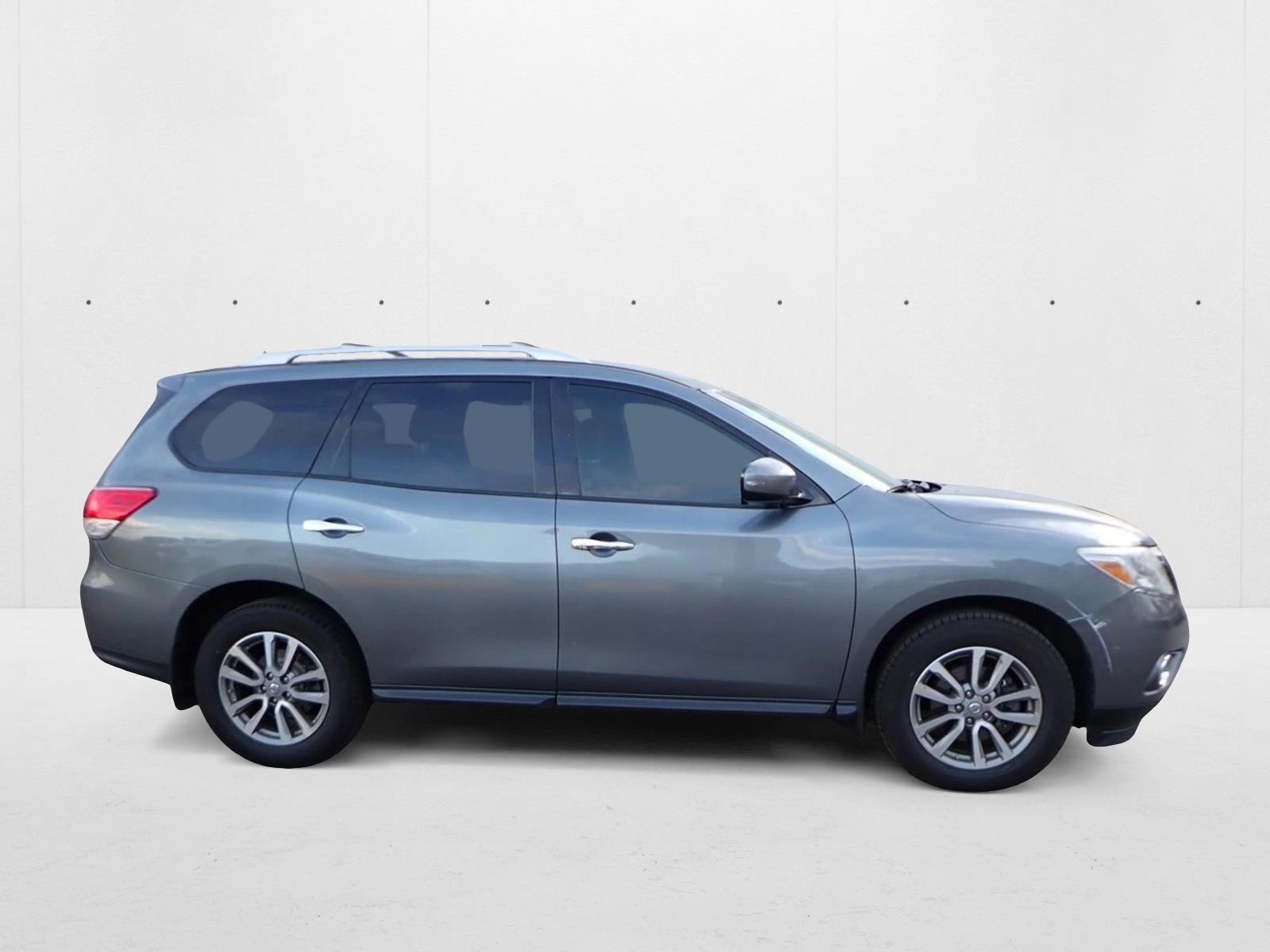 2015 Nissan Pathfinder SV photo 3