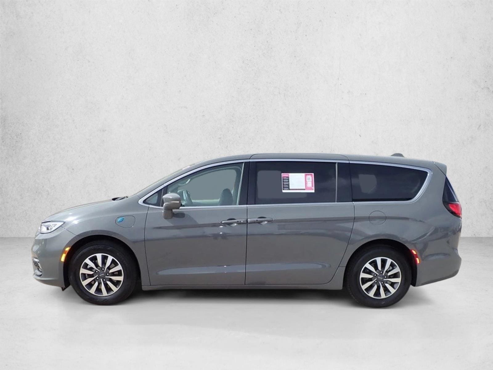 Used 2022 Chrysler Pacifica Hybrid Touring L with VIN 2C4RC1L7XNR129759 for sale in Englewood, CO
