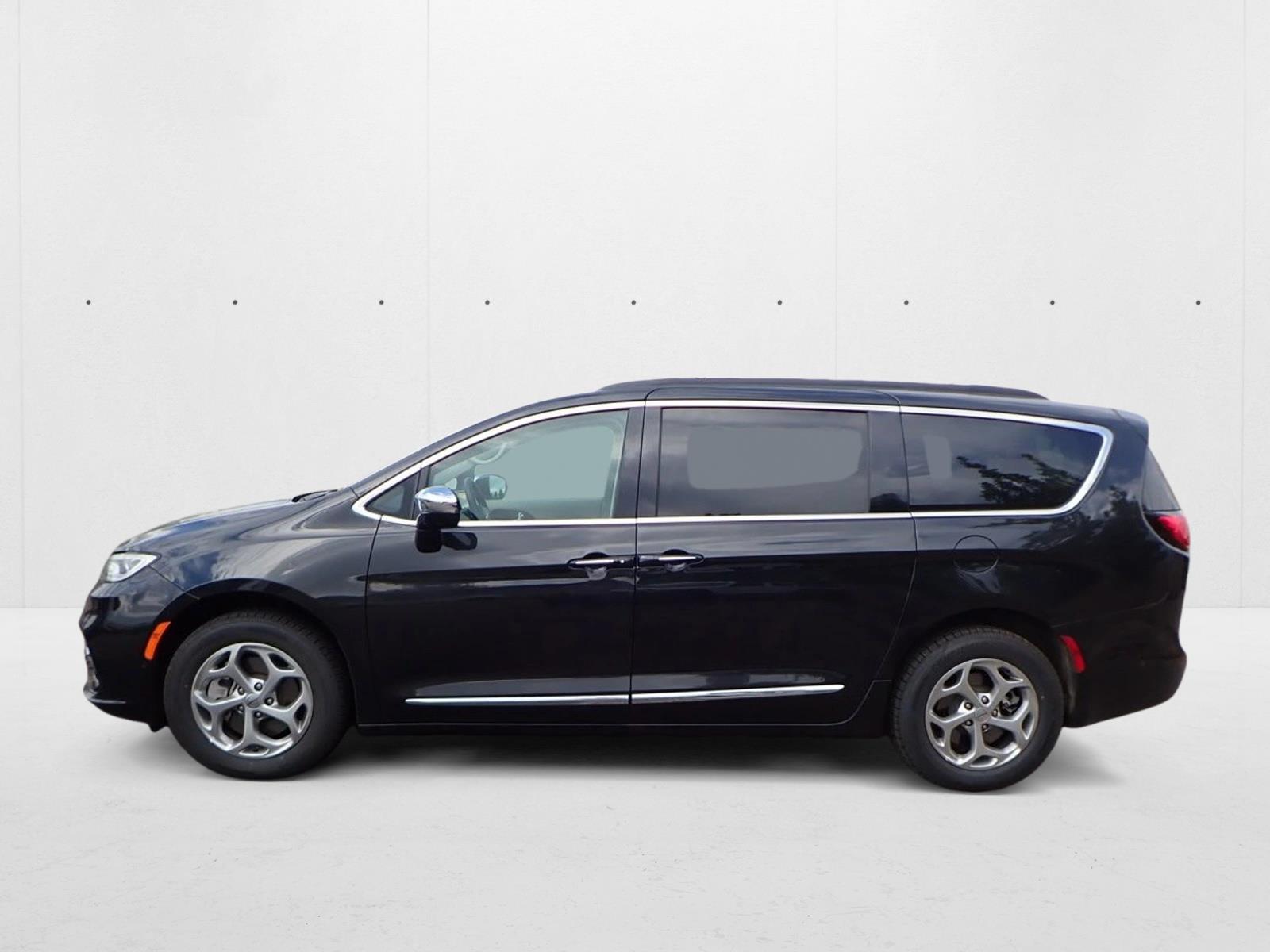 2022 Chrysler Pacifica Limited photo 2
