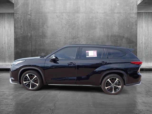 Used 2022 Toyota Highlander XSE with VIN 5TDLZRBH7NS208200 for sale in Englewood, CO