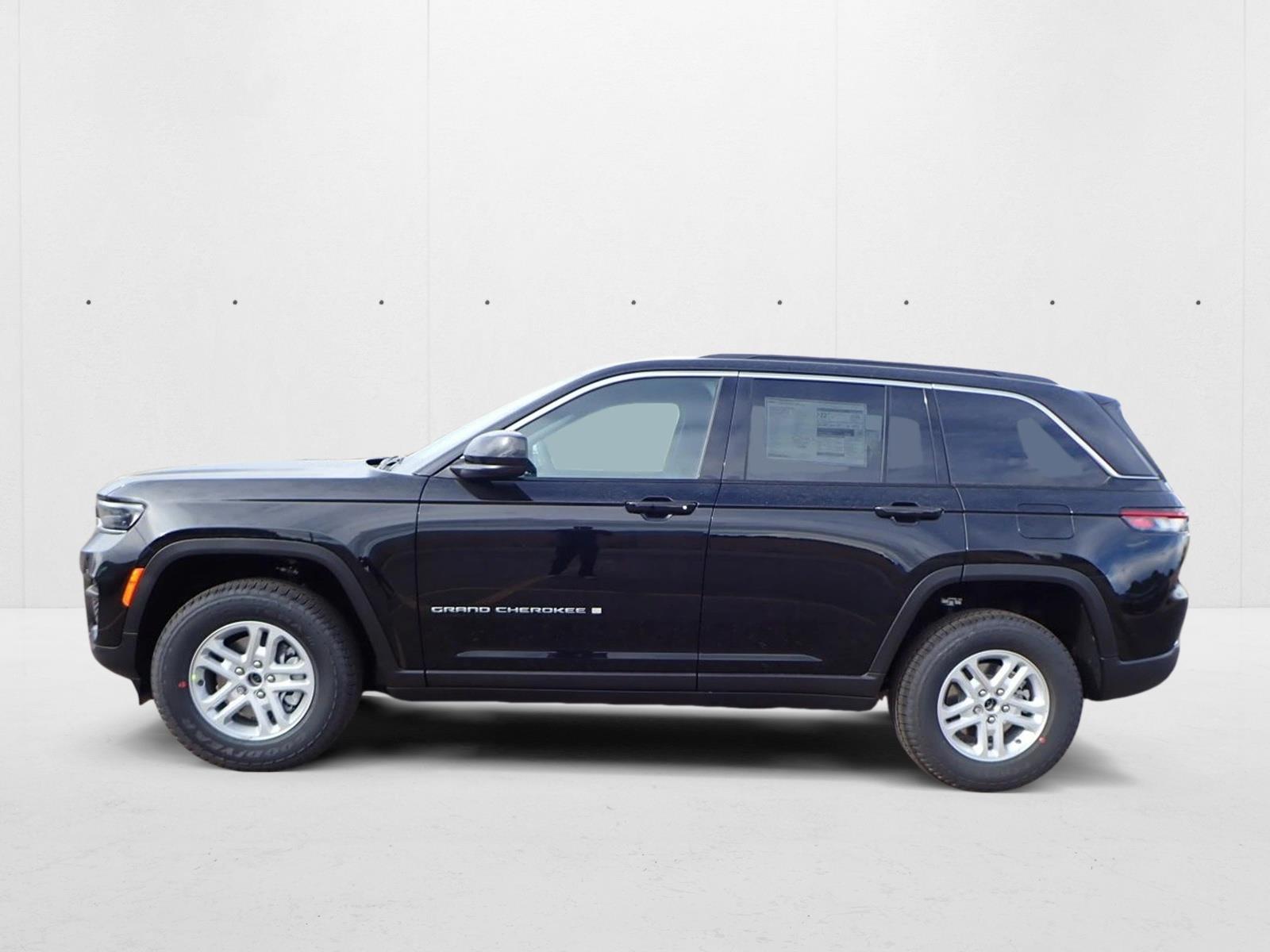 2025 Jeep Grand Cherokee Laredo photo 2