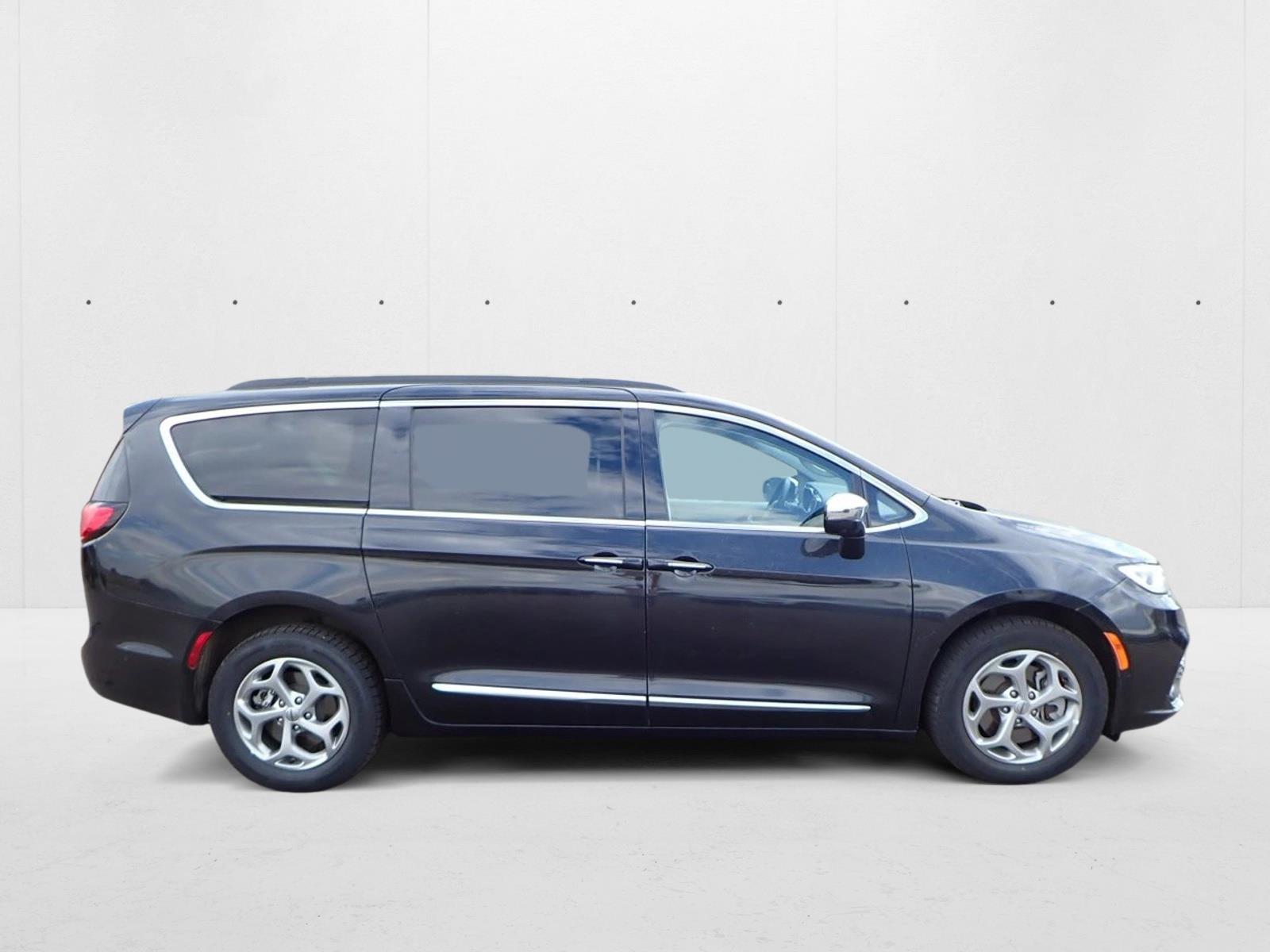2022 Chrysler Pacifica Limited photo 3