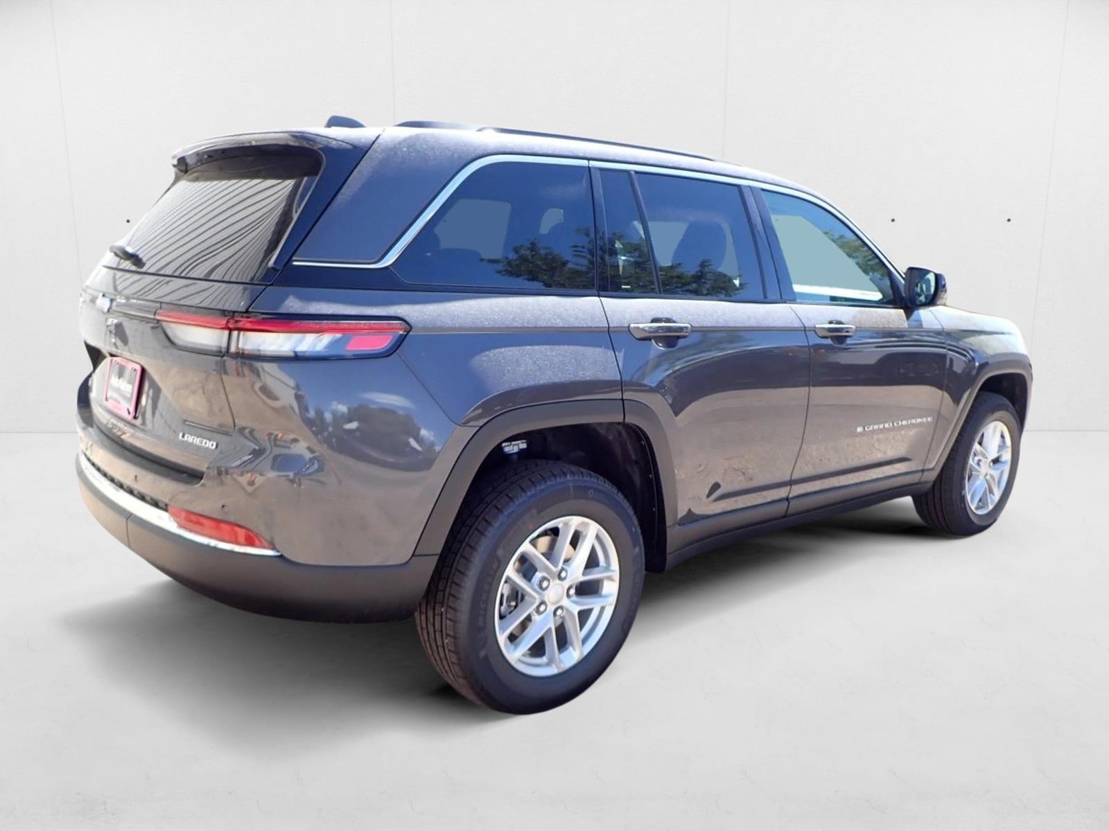 2025 Jeep Grand Cherokee Laredo X photo 4