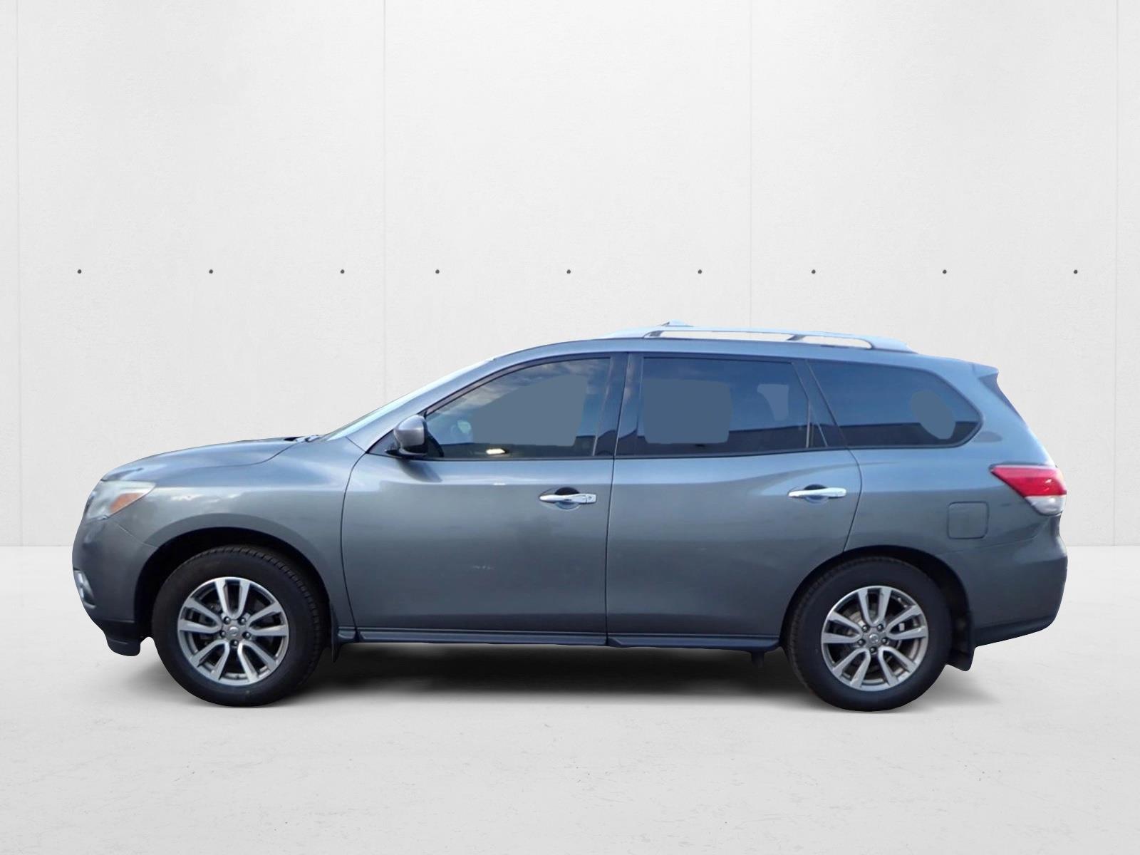 2015 Nissan Pathfinder SV photo 2
