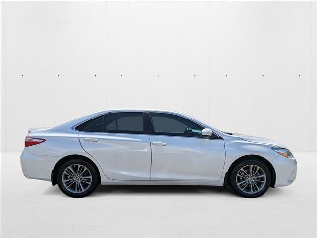 2017 Toyota Camry SE photo 3