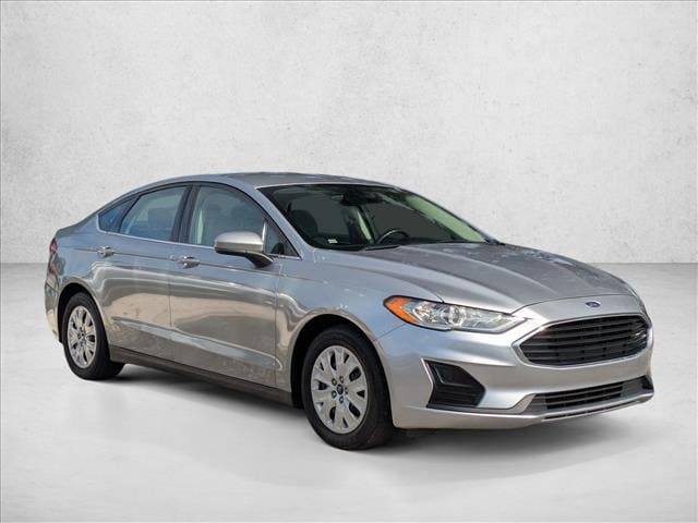 2020 Ford Fusion S photo 3