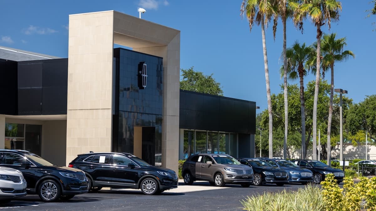 Exterior view of AutoNation Lincoln Clearwater, a Lincoln dealer near St. Petersburg