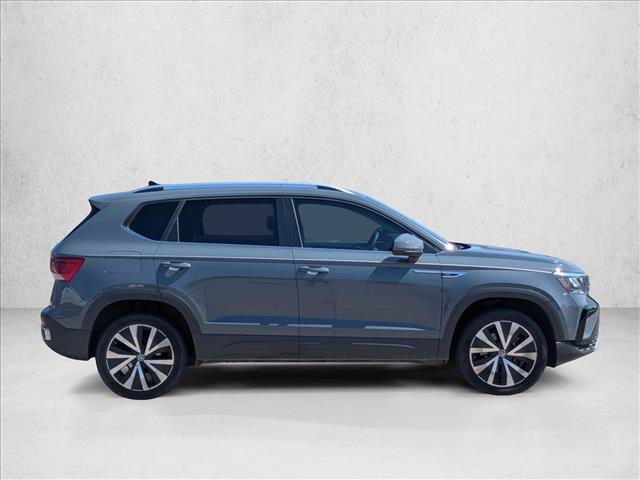 2022 Volkswagen Taos SE photo 2