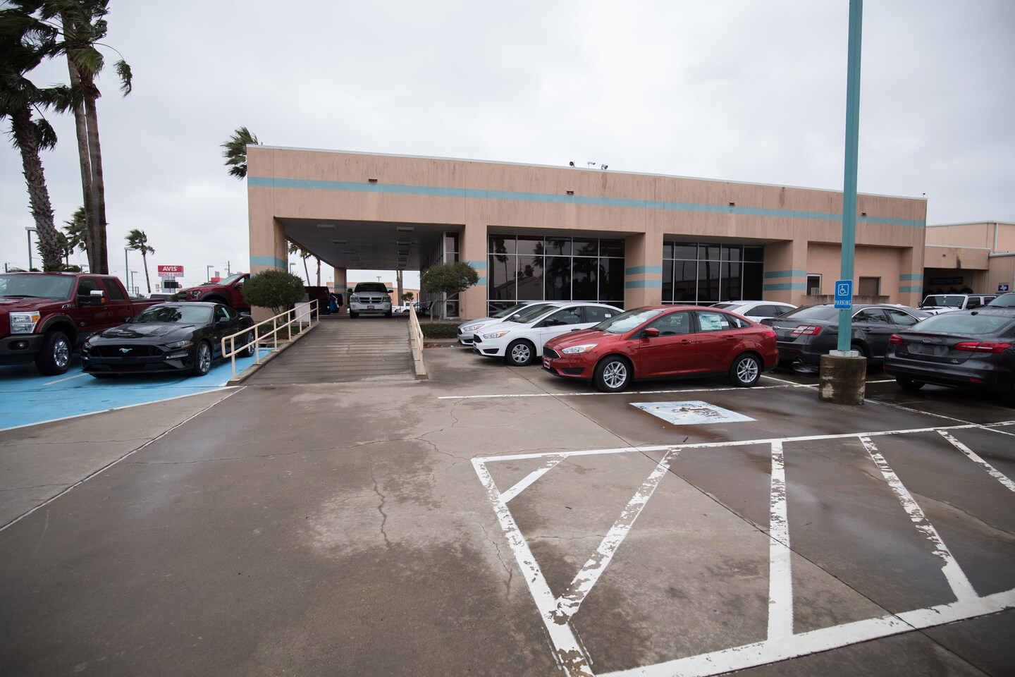 Ford Dealership Selling New and Used Cars Near Robstown , TX