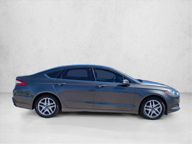 2016 Ford Fusion SE photo 2