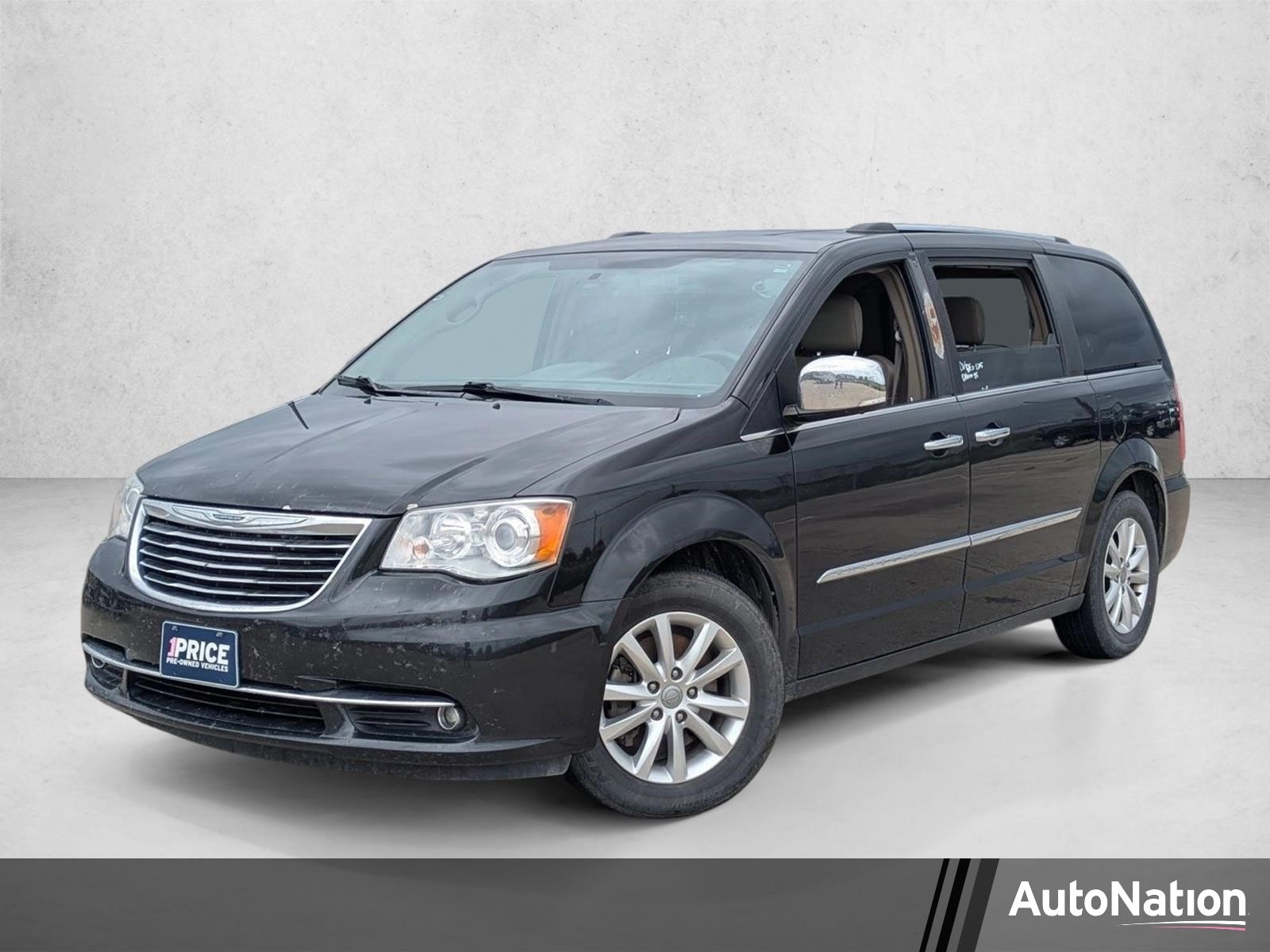 2016 Chrysler Town & Country Limited Platinum's photo