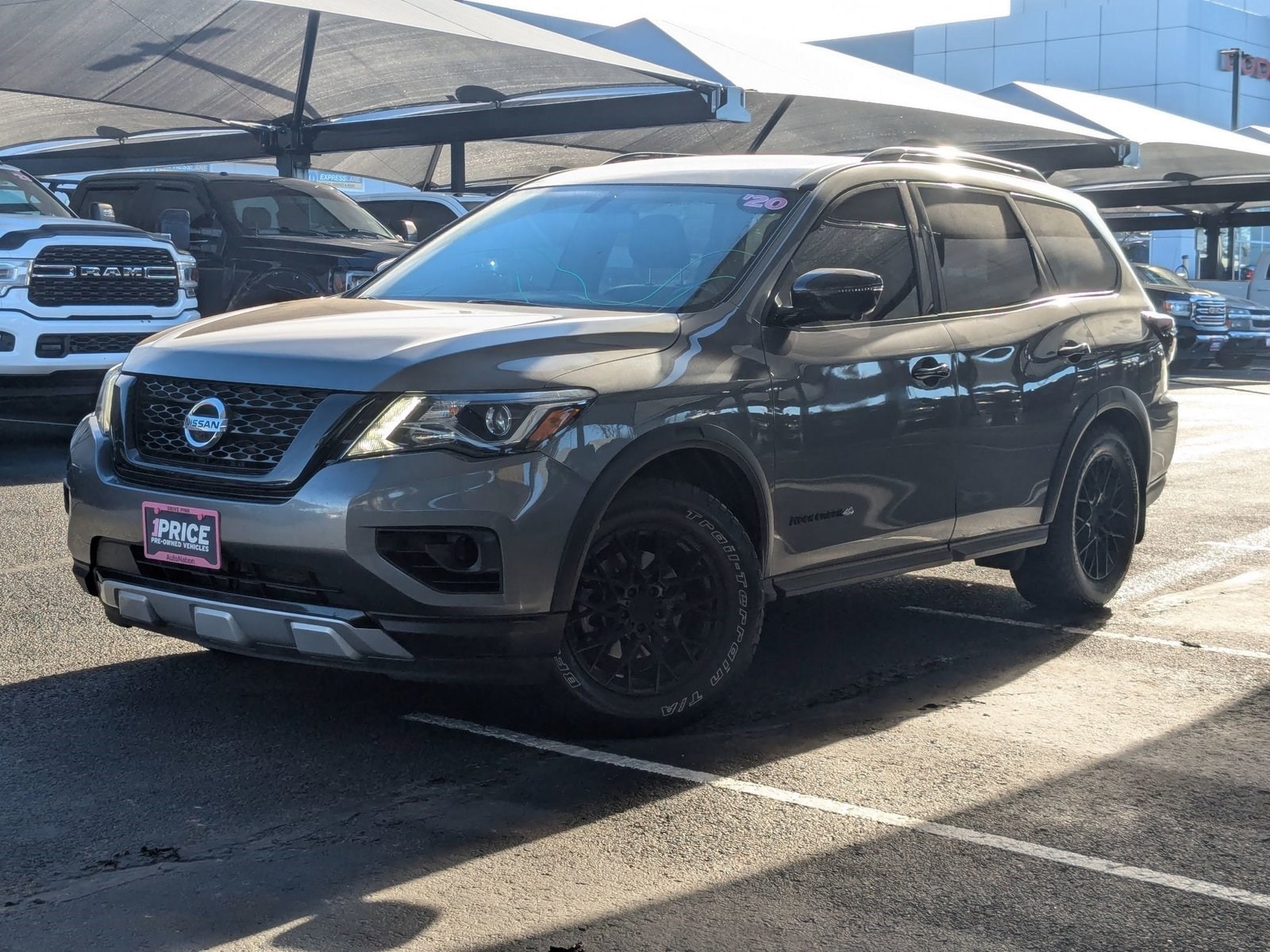 2020 Nissan Pathfinder SL's photo