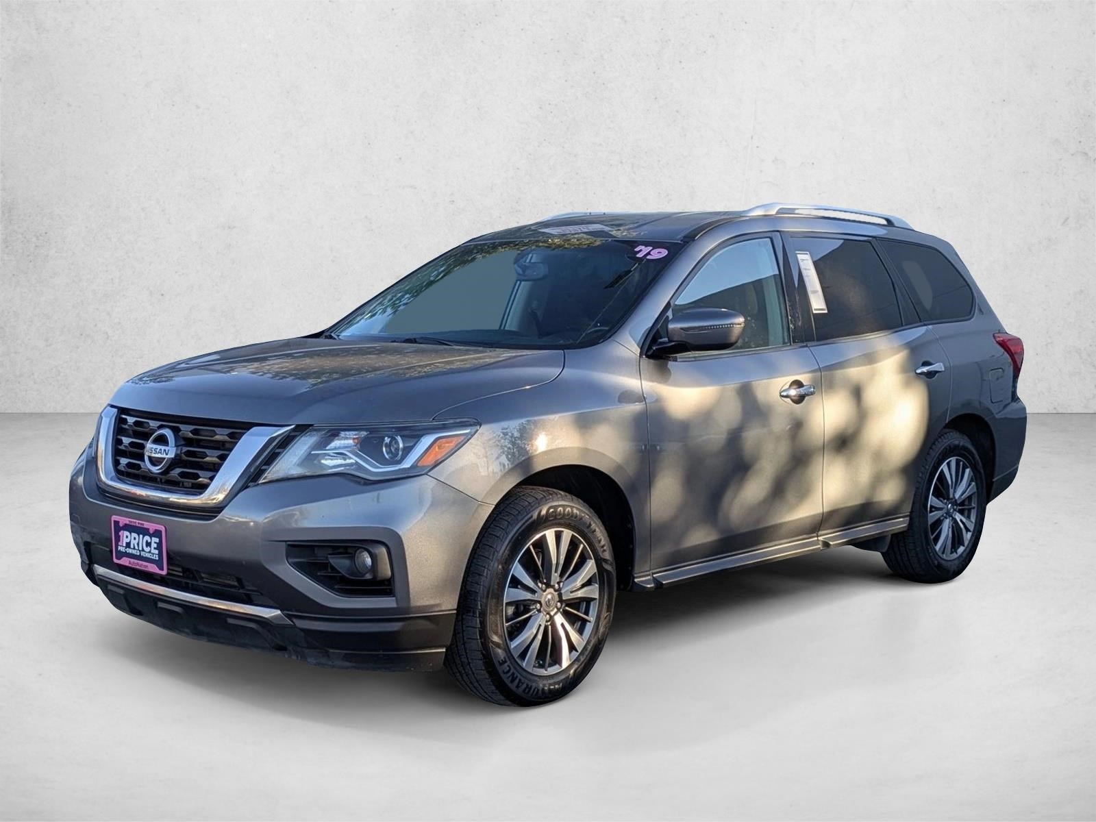 2019 Nissan Pathfinder SV's photo