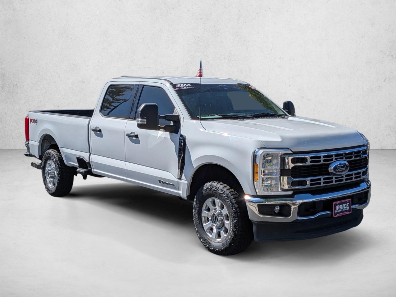 2023 Ford F-350 XLT photo 3
