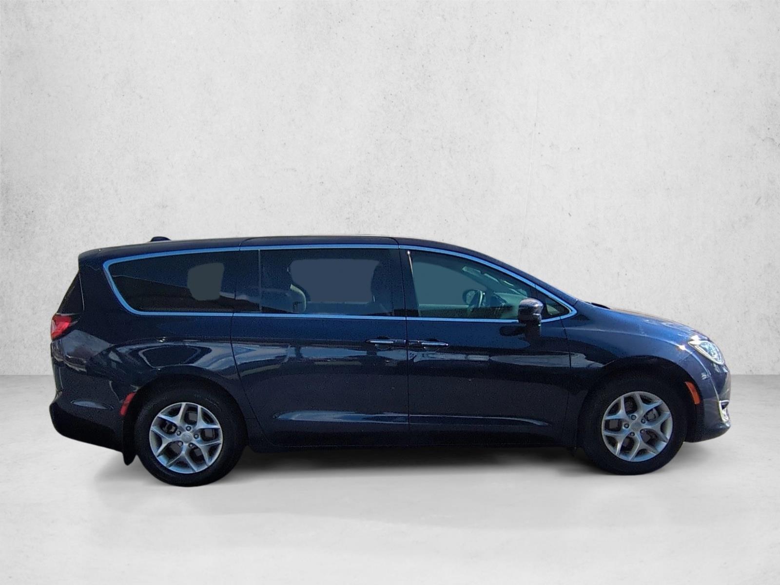 2018 Chrysler Pacifica Touring Plus photo 4