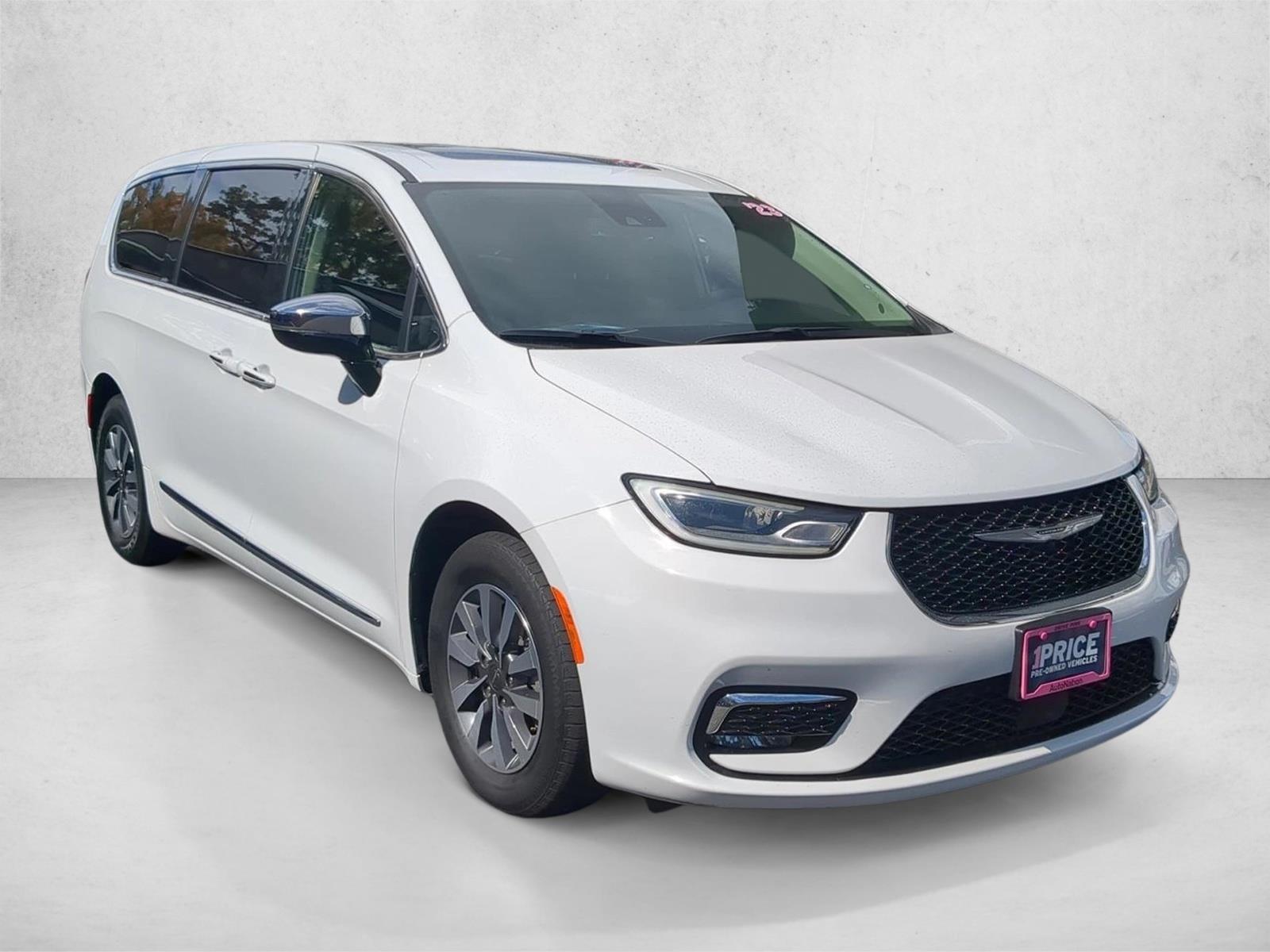 2023 Chrysler Pacifica Hybrid Limited photo 3