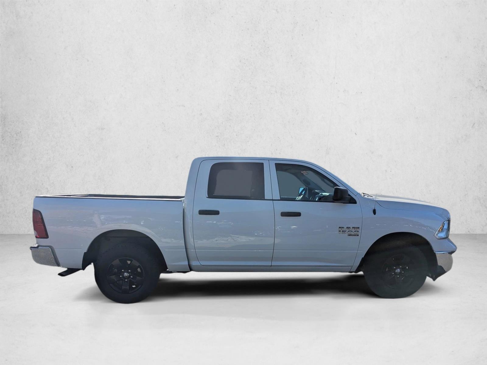 2022 Ram 1500 Classic SLT photo 4