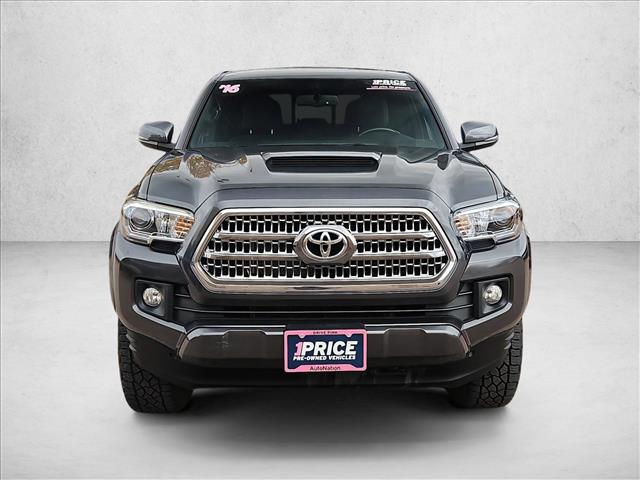 2016 Toyota Tacoma TRD Sport photo 2