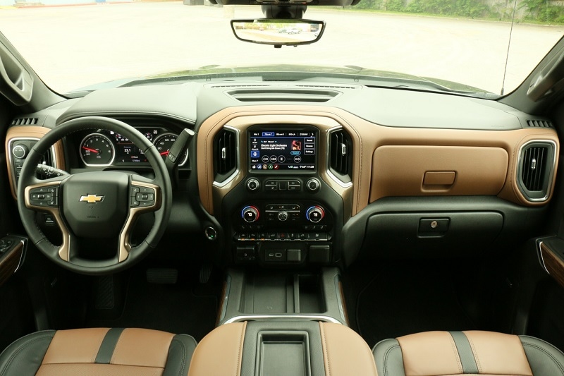 See the interior of the 2020 Chevrolet Silverado 1500 High Country