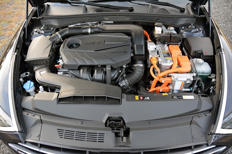 Engine bay of the Hyundai Sonata Hybrid