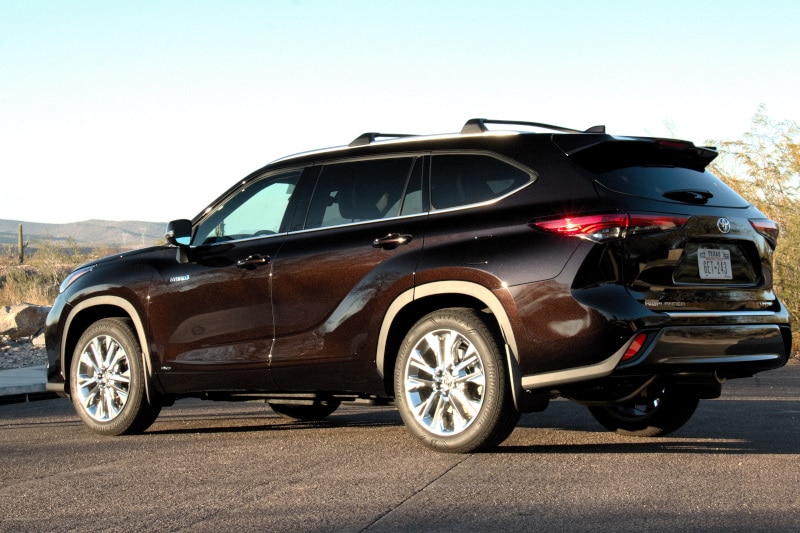 Exterior view of the 2021 Toyota Highlander Hybrid Limited AWD